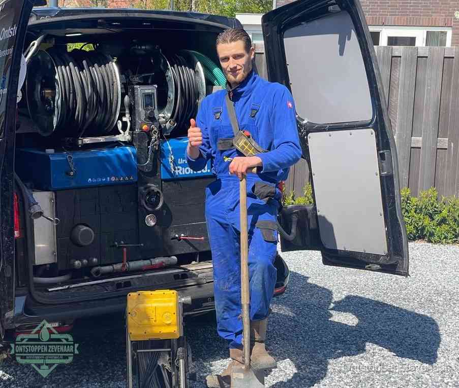 Een tevreden monteur met opgestoken duim naast de bestelbus, slim ingrijpen bespaart kosten bij een verstopte afvoer in Zevenaar