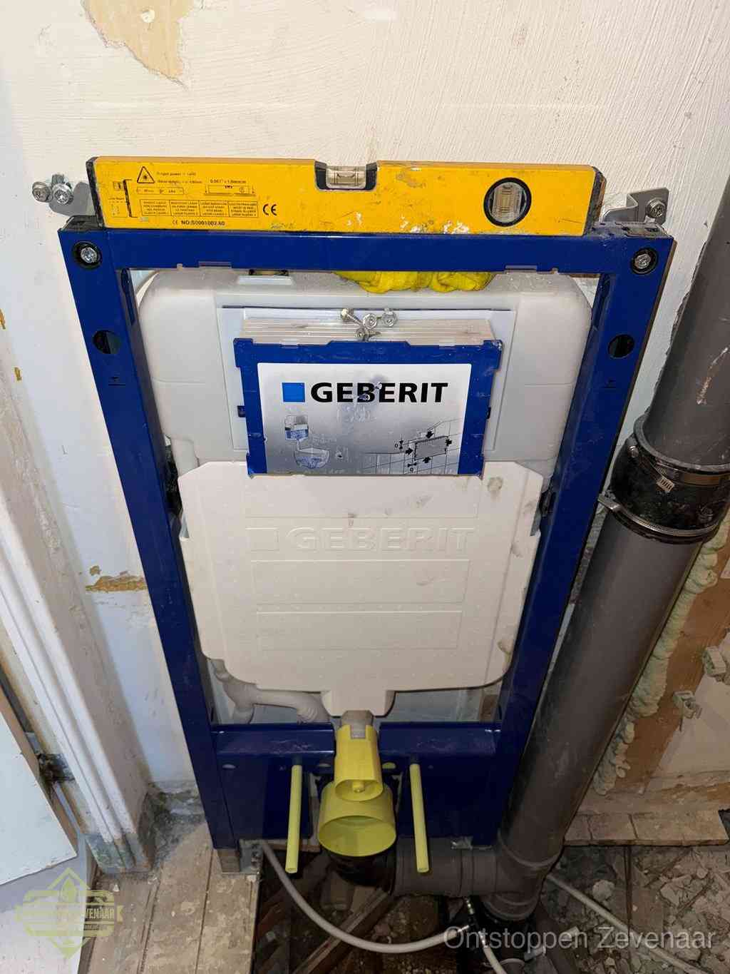 Een Geberit inbouwreservoir met frame voor een hangtoilet tegen de wand, met de afvoerbocht naar de vloer, kenmerkend voor een verstopt hangtoilet in Zevenaar