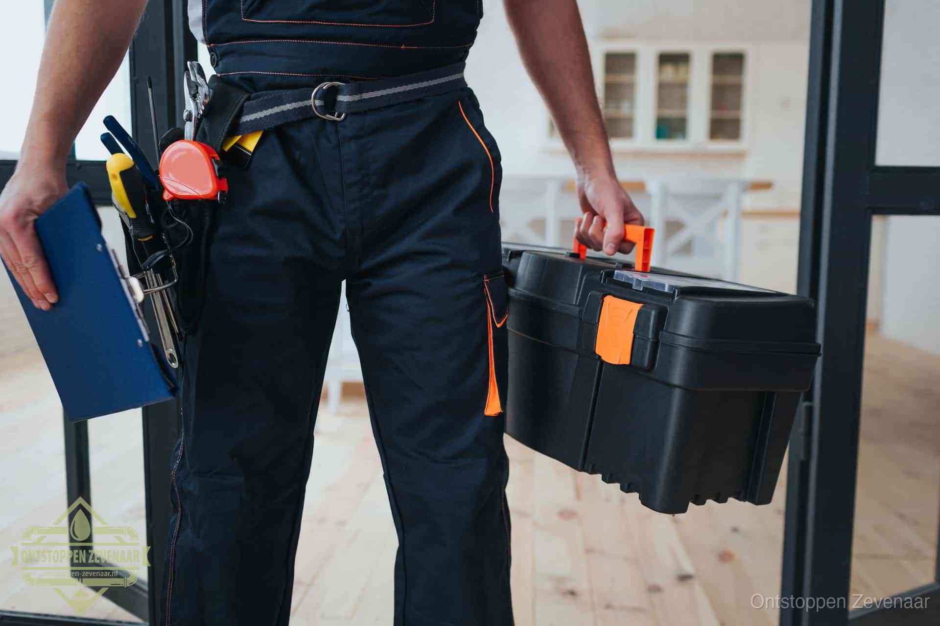 Een monteur met gereedschapsriem en klembord, klaar om een transparante prijs voor het wc ontstoppen in Zevenaar te geven
