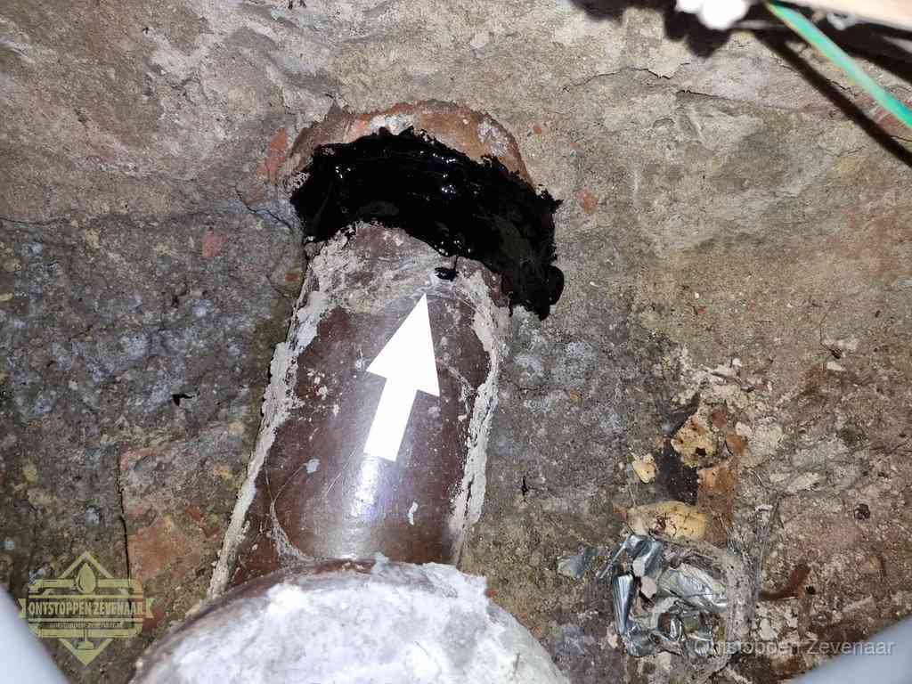 Een oude gres rioolbuis met een beschadigde koppeling onder de vloer, oorzaak van terugkerende structurele wc-problemen in Zevenaar
