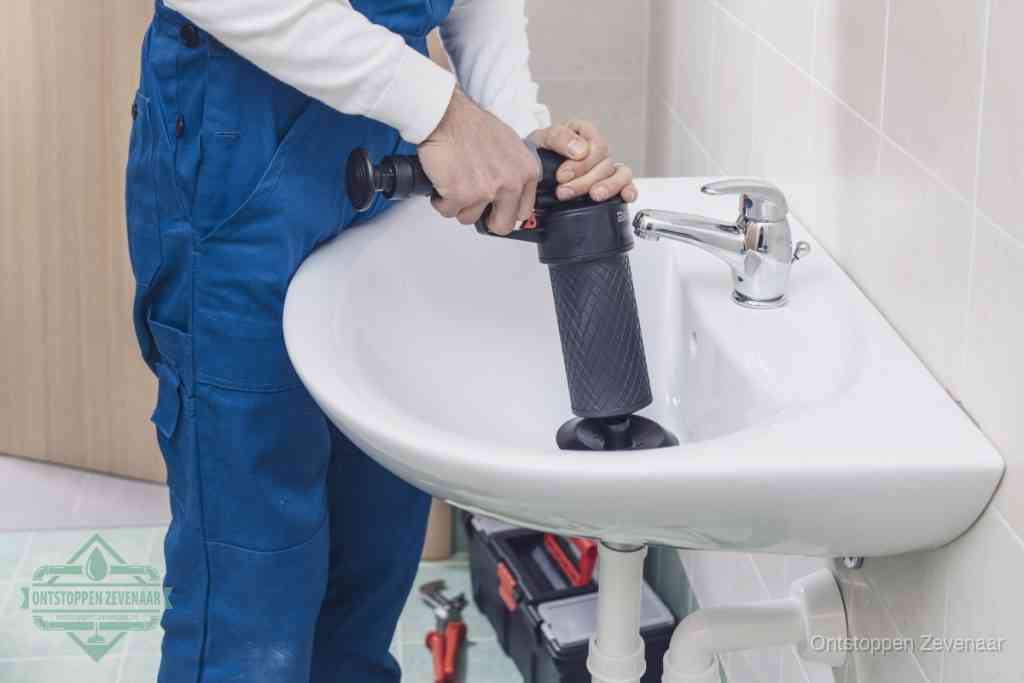 Een te ruwe doe-het-zelf poging met een hand-pomp op de afvoer van een badkamer-wastafel, een van de veelgemaakte fouten bij afvoer ontstoppen in Zevenaar