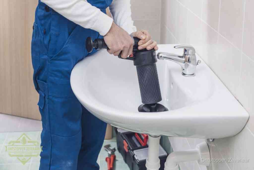 Een te ruwe doe-het-zelf poging met een handmatige perslucht-ontstopper op een sanitair-afvoer, een van de veelgemaakte fouten bij wc ontstoppen in Zevenaar