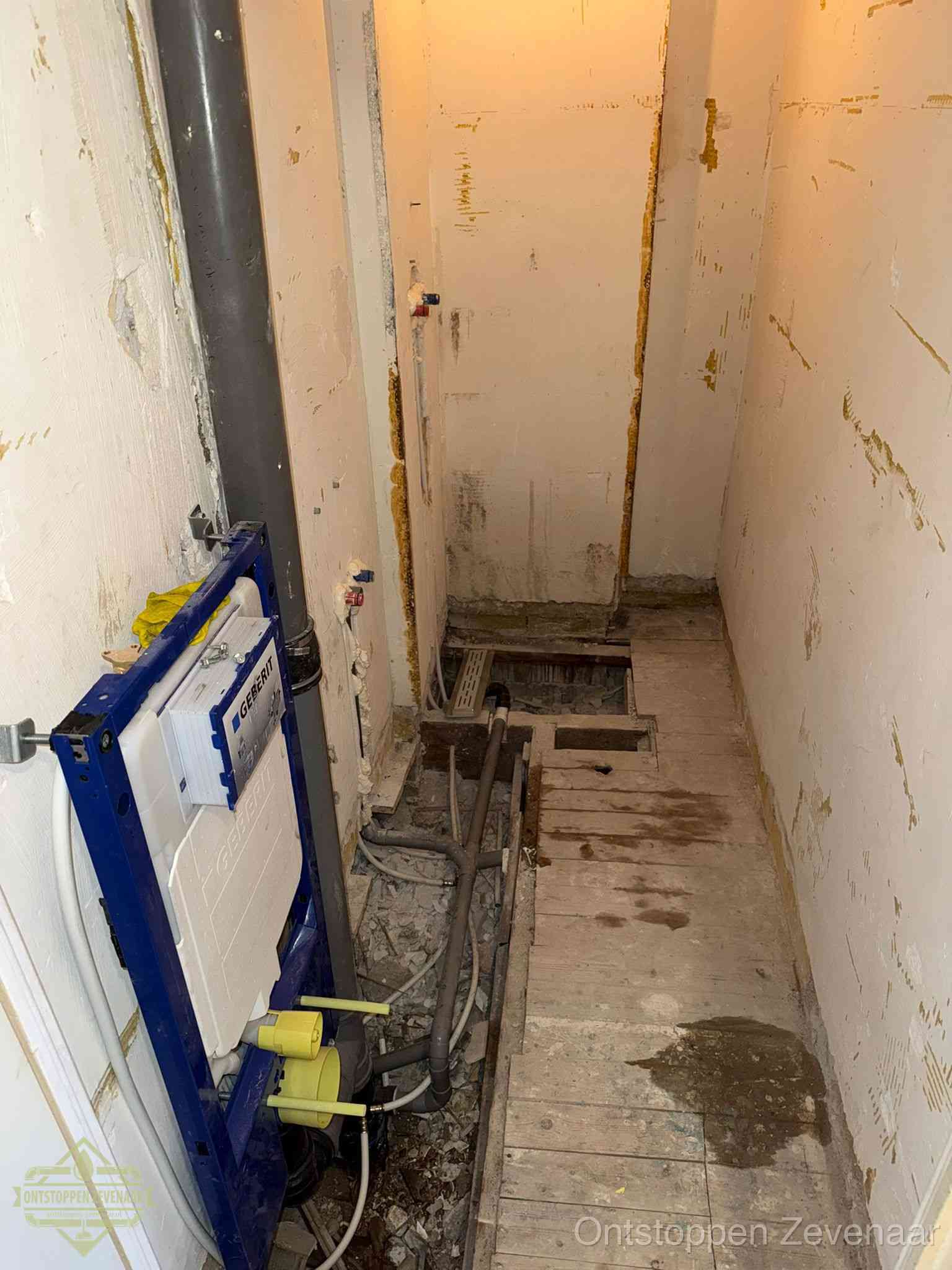 Een opgebroken toiletruimte tijdens renovatie met een Geberit inbouwreservoir en blootliggende oude afvoerleidingen, typisch voor oudere woningen in Zevenaar